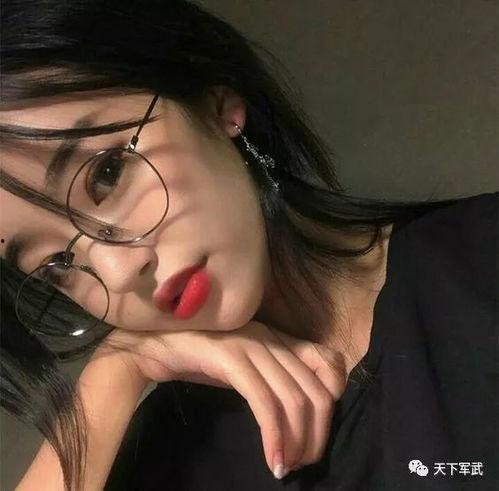 国产戴眼镜女人露脸视频